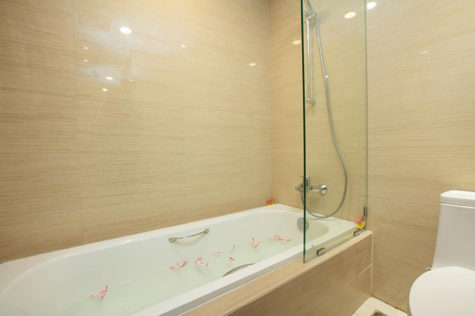Louis Kienne Cikarang Hotel & Service Apartment بيكاسي المظهر الخارجي الصورة